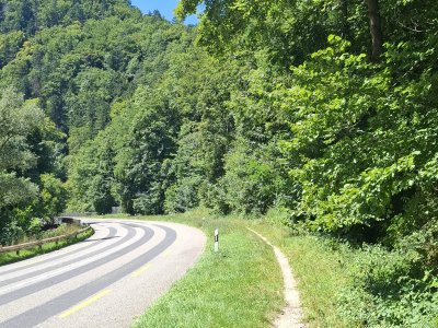 Le chemin pédestre longe la route, en plein soleil