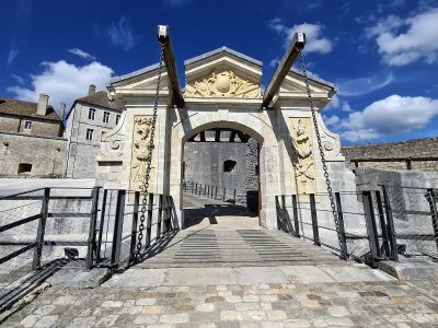 Un premier pont levis à franchir