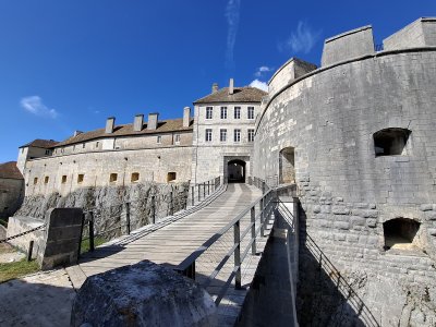 Arrivée au château, après avoir franchi les premiers murs d'enceinte