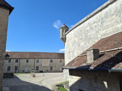 Arrivée dans la cour principale