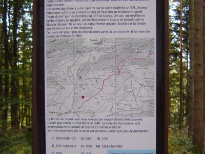Un panneau didactique le long du sentier