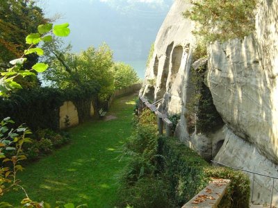 L'arrivée dans l'enceinte de l'Ermitage de la Madeleine