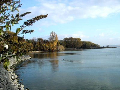 La rive du Lac, juste derrière l'église de St-Blaise
