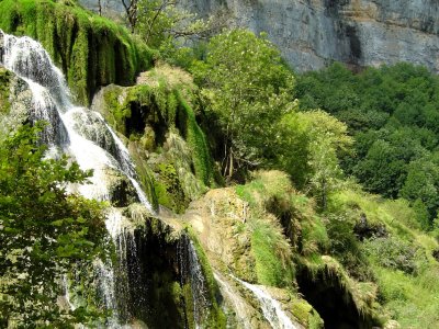 La Cascade du Dard et les falaises du Cirque