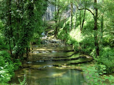 La rivière qui descend des Grottes