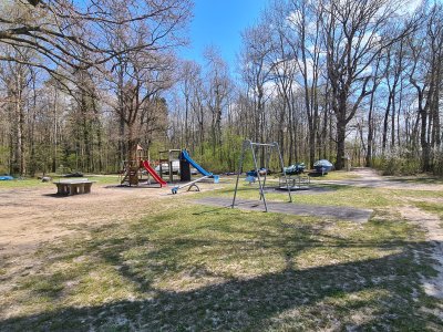 <p>La place de jeux, vers la place de pique-nique</p>