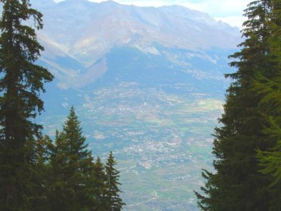 Au niveau de la tranchée pour la conduite forcée, vue sur la vallée