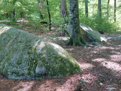 Les trois menhirs couchés