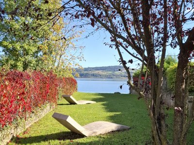 <p>Une charmante petite plage, à Grandson, en contrebas du château</p>