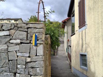 Les flèches jaune/bleu indiquent le chemin à suivre