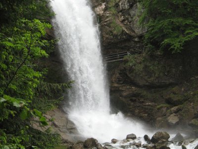 La passerelle derrière la chute
