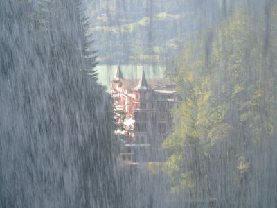 L'hôtel au travers la cascade